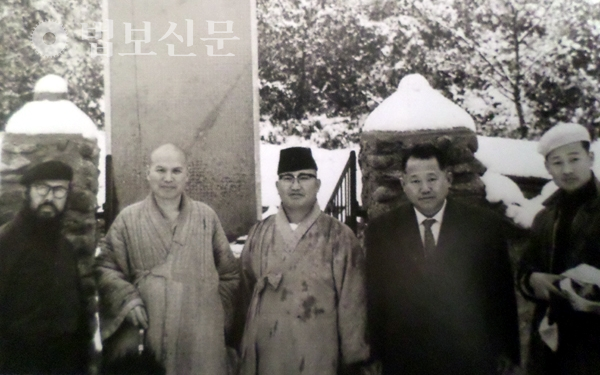 1966년 대불련 구도부 김룡사 수련회. 왼쪽부터 서경수, 성철·숭산 스님, 이한상, 박성배.