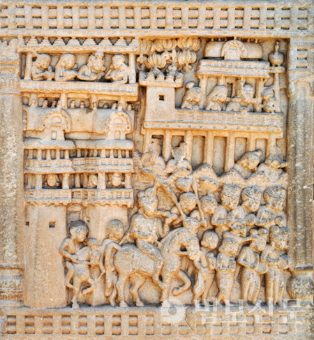 꼬살라국의 빠세나디 왕이 부처님을 친견하기 위해 사왓티를 출발해 행진하는 모습. 기원전 3세기 아소까 왕이 세운 산치 대탑에 새겨져 있다.