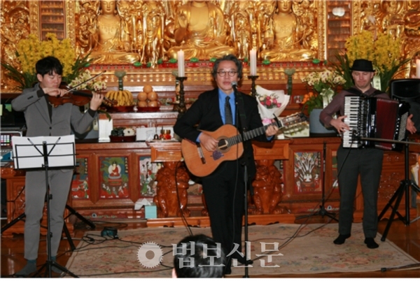 풀잎사랑으로 유명한 가수 최성수씨와 밴드가 동지팥죽 콘서트에 참여한 불자들과 서대문구 주민들에게 노래와 연주로 즐거움을 선사하고 있다.