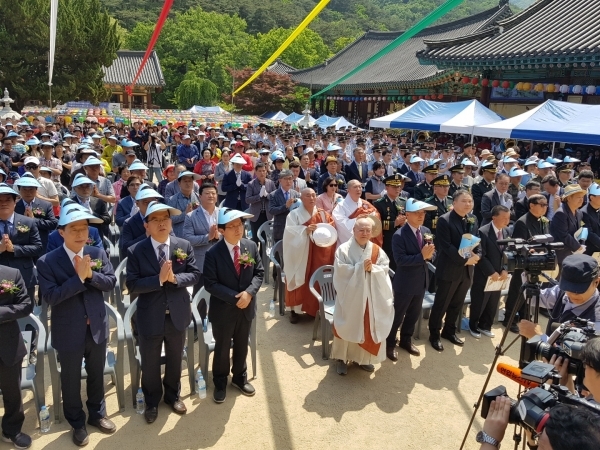 황교안 자유한국당 대표가 지난해 5월 부처님오신날 행사에 참여했지만 불교의 기본 예절이자 의식인 합장을 하지 않아 빈축을 샀다.