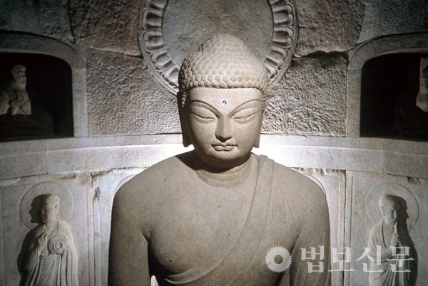석굴암은 부처님의 세계를 응축된 모습으로 안으로 간직한 비밀스런 곳간이다. 석굴암의 본존불인 석가모니 부처님의 모습이 장엄하다.