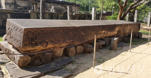 스리랑카 두 번째 수도 폴론나루워에 있는 석경, 큰 바위 표면에 경전을 새겨 놓았다.