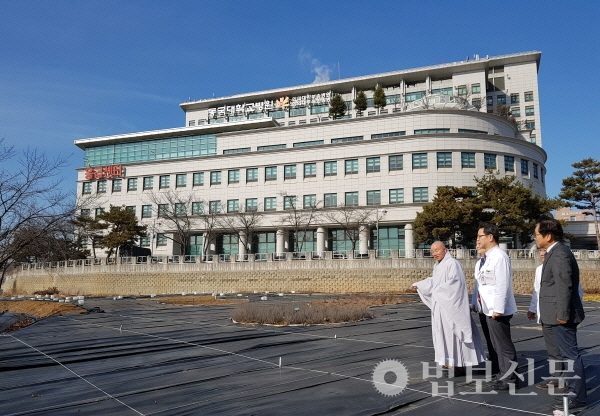 동국대 이사장 법산 스님을 비롯한 일산병원 관계자들이 증축 예정 부지를 둘러보고 있다.