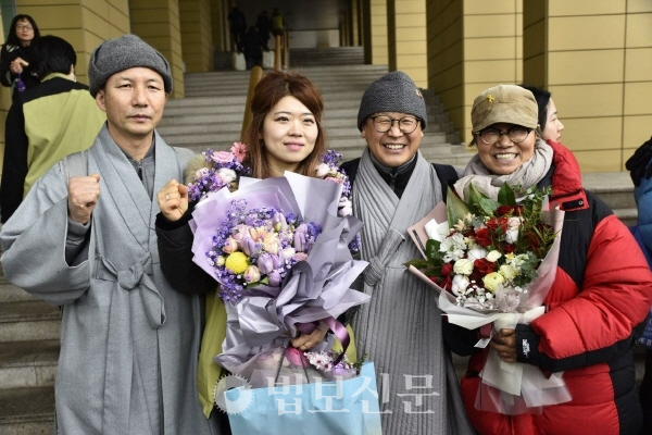 사노위 위원장 혜찬 스님과 위원 스님들과 '고공수행 회향'을 축하하는 박 위원.
