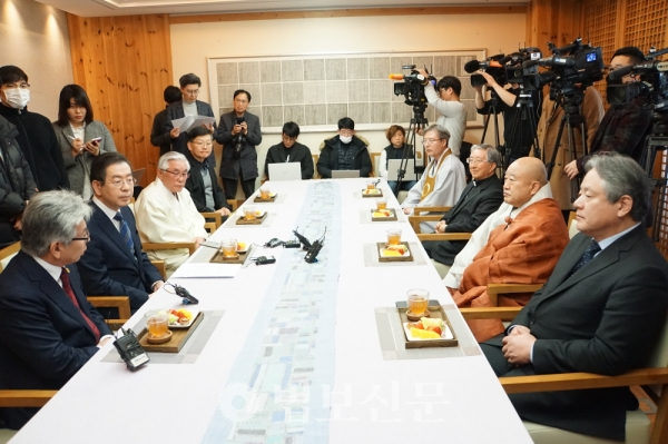 박원순 서울시장과 종교 지도자들이 만나 차담을 가지고 있다.