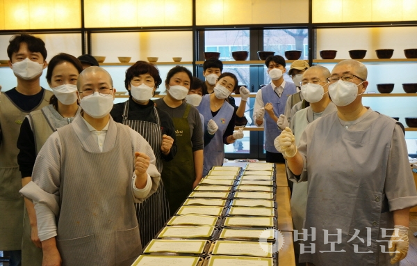 “맛있게 드시고 힘내세요.” 한국불교문화사업단은 화요일부터 토요일 15일간 매일 ‘희망나눔 사찰음식 도시락’ 100개씩 총 1500개를 만들어 보건의료기관에 전달한다.