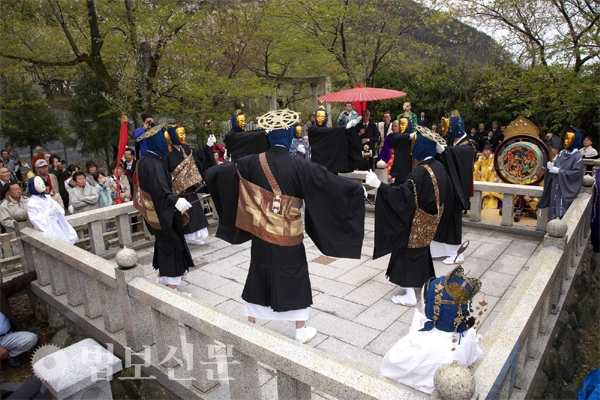 일본 귀중한 문화유산으로 가치를 인정 받고 있는 이토자키 호토케마이 중 첫 번째 북춤. 후쿠이 시립 향토역사박물관 제공