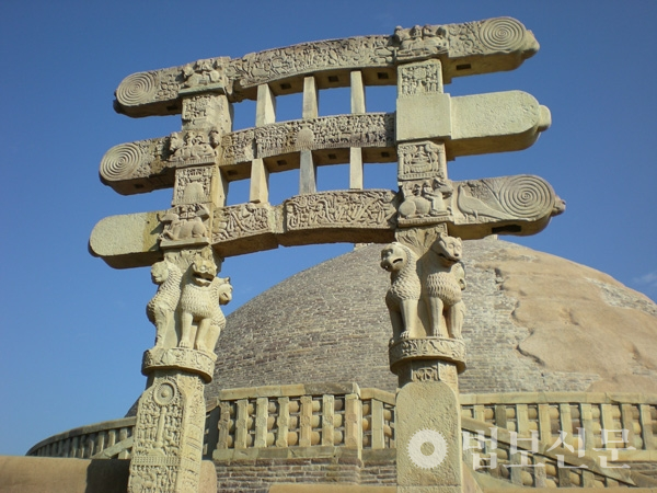 불교의 우주관과 세계관을 표현한 인도의 ‘산치대탑’ 남문. 기원전 3세기 아쇼카왕이 조성한 것으로 전해지고 있다. 현재 인도의 중부 마드야 프라데쉬주의 수도 보팔 근처 북부 46km 지점에 위치해 있다.