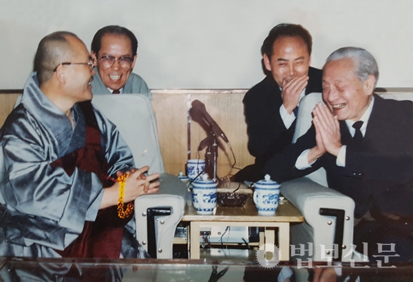 의현스님은 1990년 8월 중국에서 조박초 중국불교협회장과 만나 한중불교교류의 토대를 닦았다.