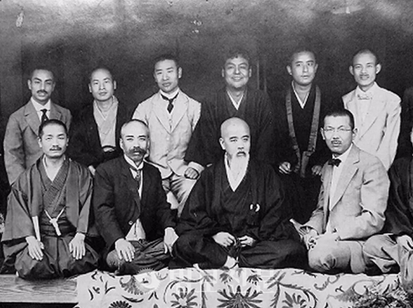 가와구치 에카이(1866~1945, 아래 왼쪽에서 두 번째)와 그의 제자들. 15세에 불법홍포에 뜻을 세운 가와구치는 인도, 네팔, 티베트에 직접 가서 불교를 배웠으며 일본에 티베트불교 문헌을 소개해 불교학 발전에 크게 기여했다. 또 강의, 저술에 매진하면서 재가불교수행을 설립하기도 했다.