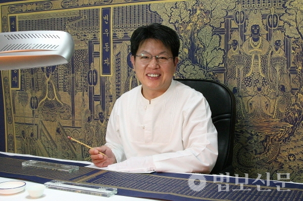 사경장 보유자 인정 예고된 김경호 한국전통사경연구원장.