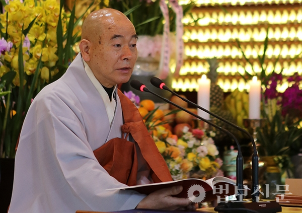 조계종림 율주이자 관음사 회주인 지현 스님은 “보살계를 수지하고 실천하는 것이야 말로 우리가 두려움과 고통을 뛰어넘는 가장 중요한 방법”이라고 강조했다.