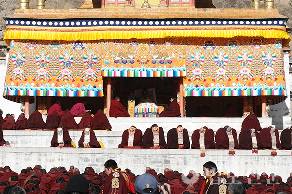 라브랑시 마당에서 신년법회를 열고 있는 스님들. 높은 단 위의 가운데에 총법태 라마가 있다.