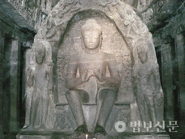 인도 엘로라(Ellora) 석굴은 유네스코에서 지정한 세계문화유산이다. 마하라슈트라(Maharashtra) 주(州)의 아우랑가바드(Aurangabad)에서 멀지 않은 곳에 위치한 엘로라 석굴은 600년부터 1000년까지 지속적으로 현무암 절벽을 단계적으로 파서 만든 기념물이다. 불교, 힌두교, 자이나교를 신봉하는 신전들이 있다. 사진은 이곳에 조성 봉안된 불상으로 고대 인도의 특징인 관용 정신을 잘 표현하고 있다. 마성 스님 제공