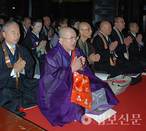 일본의 스님들이 부처님의 가르침을 일심으로 염송하면서 정진하고 있다. 