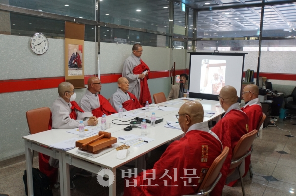 태고종 호법원이 4월28일 서울 전통문화전승관에서 ‘비대면 영상심리’를 진행하고 있다.