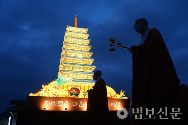 부처님오신날 봉축위원회는 4월30일 오후 7시 서울 광화문광장에서 봉축점등식을 봉행했다.