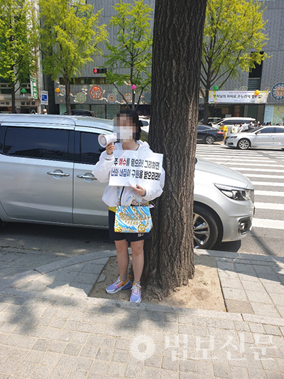 4월30일 '코로나19 극복과 치유를 위한 기도' 입재식이 있던 서울 조계사 일주문 앞.