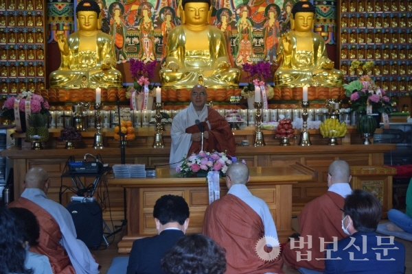 마야사 창건 8주년 기념 법어를 하고 있는 현진 스님.