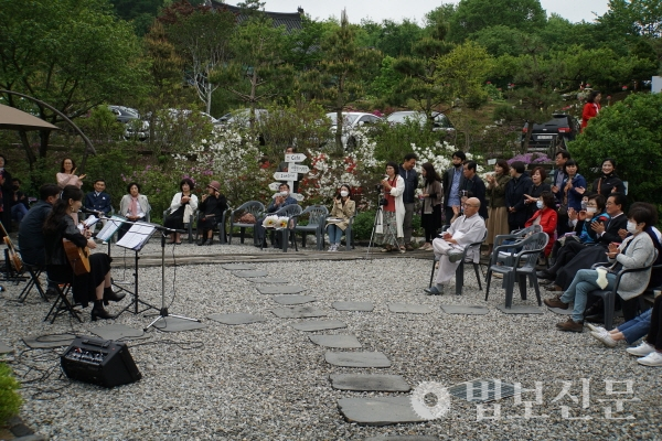 마야사 특별무대에서 열린 창건 8주년 노래공연.