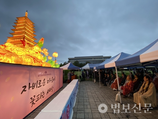 국회 불자모임 정각회는 5월15일 오후 국회의사당 중앙 잔디광장에서 부처님오신날 봉축탑등 점등식을 진행했다. 조계종 총무원 홍보국 제공