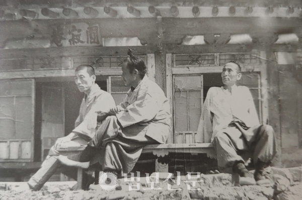 1950년대 문경 원적암(현 원적사)에서의 서암 스님 모습(오른쪽).