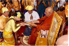 시따구 사야다와 스님이 아웅산 수지 미얀마 국가자문에게 선물을 하사하고 있다.