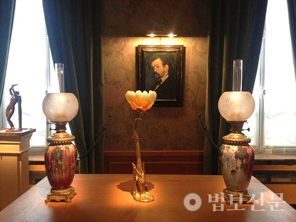 드뷔시의 생가에 남아있는 그의 초상화와 드뷔시가 수집한 동양 미술품(프랑스 생 제르맹 앙레).