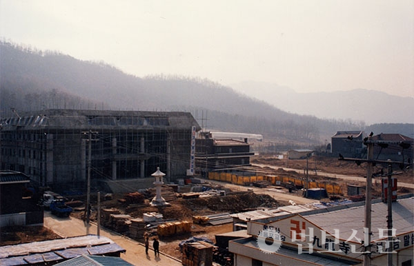 1987년 불사가 한창인 서울 양재동 구룡사.<br>
