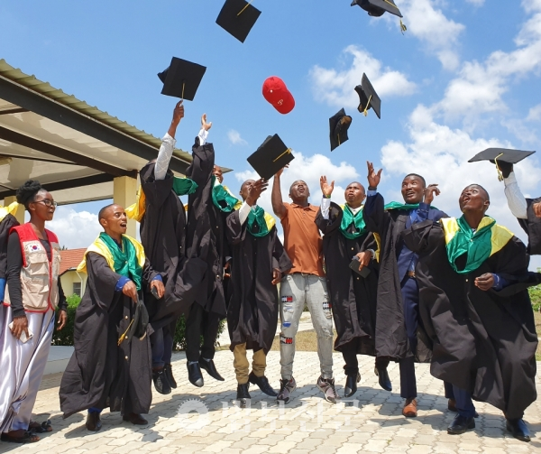 아름다운동행에서 2016년 탄자니아에 설립한 보리가람농업기술대학은 3년제로 2019년 9월 제1회 졸업식을 진행했다.