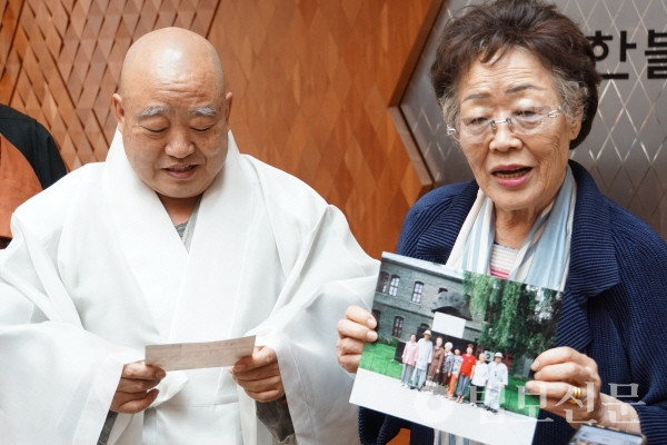 이용수 할머니는 이날 원행 스님을 찾아 추억을 회상하며 함께 찍은 사진을 공개하기도 했다.