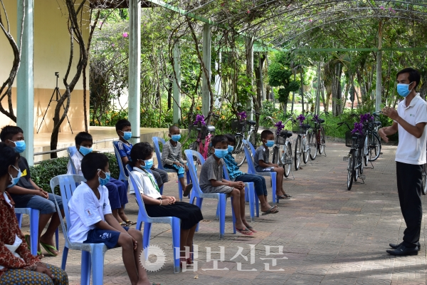로터스월드(이사장 성관 스님)는 7월16일 캄보디아 시엠립에 위치한 로터스월드 캄보디아 아동센터에서 통학용 자전거 10대 기증식을 개최했다.