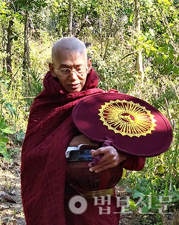 미얀마 스님들에게 구전된 칸니 명상을 종합, 체계화해 전한 수망갈라 스님은 지금도 산을 넘어 탁발을 나선다.