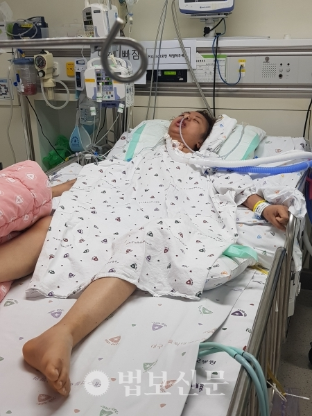 베트남 출신 부이티프엉(21)씨는 난소암에 뇌염까지 겹쳐 한 달째 의식불명 상태다.