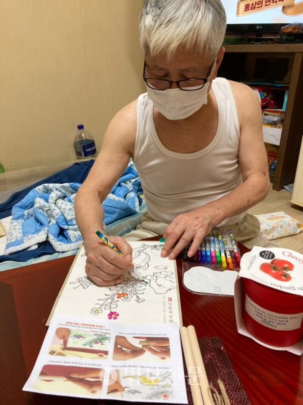 광진노인종합복지관이 8월24일 지역 내 취약계층 어르신 90여명에 '슬기로운 집콕 레시피'를 지원했다.