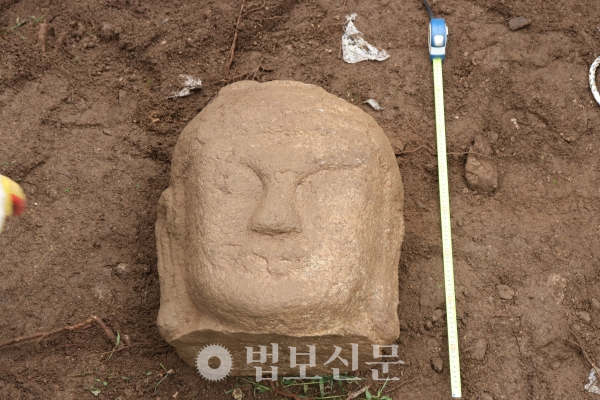 9월12일 북한산 인수봉 아래 경기도 고양시 쪽 계곡에서 발견된 불두. 재단법인 수도문물연구원 제공.