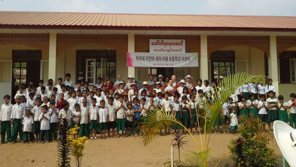 마하회의 후원으로 학교건물을 새롭게 지은 미얀마 제야야웅 마하학교 현장을 방문한 마하회 스님들을 학생들은 진심으로 환영했다.
