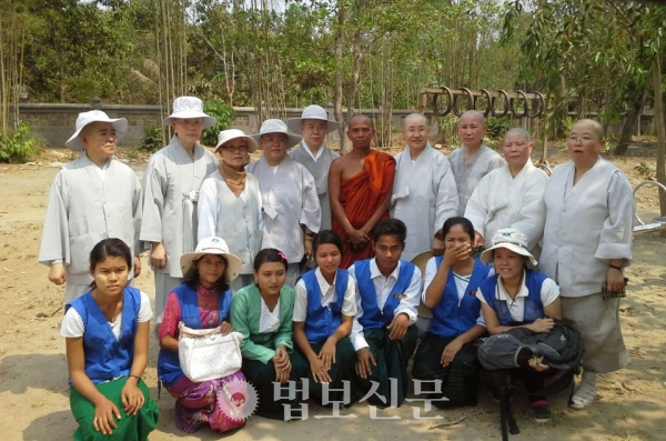 제야아웅 마하학교 선생님들과 기념촬영한 마하회 스님들.