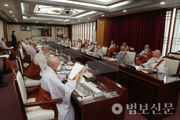 조계종 원로회의는 9월25일 64차 회의를 열어 새 원로의원으로 도후, 지명 스님을 선출했다. 조계종 홍보국 제공