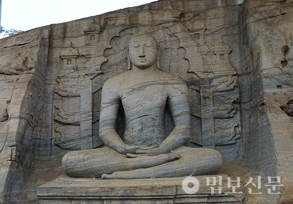 스리랑카의 고대 도시였던 폴론나루와(Polonnaruwa)에 위치한 바위 사찰인 갈 위하라(Gal Vihara)에 새겨진 선정불(禪定佛)이다. 이 불상은 12세기에 빠라끄라마바후 1세(Parakramabahu 1)왕 통치 시기에 조성된 것으로, 삼매에 든 붓다의 모습을 잘 묘사한 세계적인 불상 가운데 하나로 평가받고 있다.