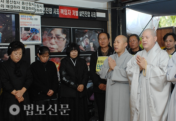 ‘소통과 화합’을 강조한 자승 스님은 총무원장 취임법회를 하루 앞둔 2009년 11월4일 ‘용산참사’ 현장을 방문해 유가족을 위로했다.