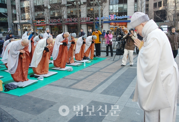 조계종은 2011년 1월10일 서울 청계광장에서 ‘민족문화수호를 위한 1080배 정진법회’를 개최해 이명박 정부를 규탄했다. 법보신문자료사진