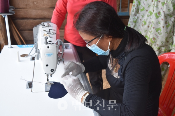 코로나19 여파로 실직해 가계소득이 감소한 15명의 지역여성들에게는 천 마스크 제작 등 일자리를 제공했다.