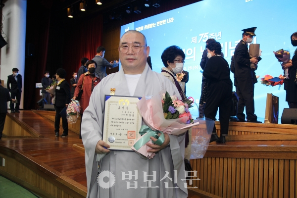 의왕 청계사 주지 성행 스님은 10월28일 교정교화에 헌신한 공로로 대통령 표창을 수상했다.