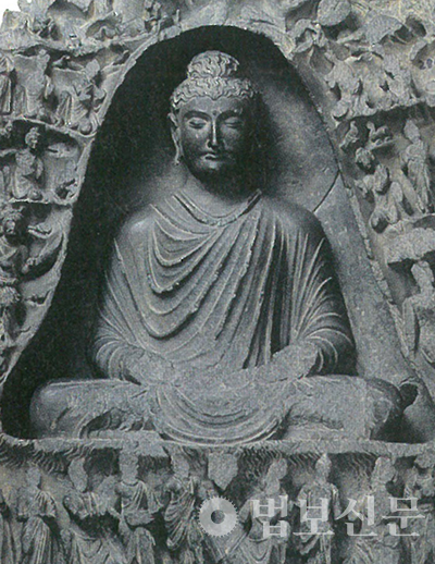 부처님의 삶을 명상에 맞춰 추적한 ‘명상가 붓다의 삶’이 출간됐다. 사진은 인도 서북부 지역에 세운 쿠샨왕조시대 조성한 부처님의 명상 모습.<br>