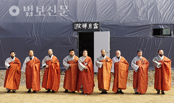 한국불교중흥을 발원한 아홉 명의 스님들이 목숨을 건 천막결사 90일 정진을 마쳤다. 그 속에서 그동안 걸쳤던 겉치레를 벗고 잊었던 초발심을 찾은 스님들의 이야기가 ‘상월선원’에 담겼다.