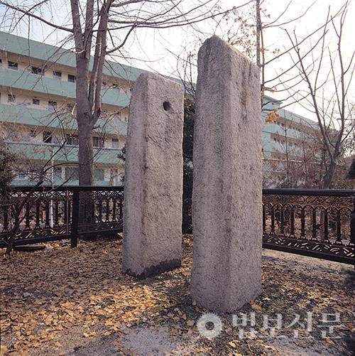 서울 장의사지 당간지주.보물 제235호.