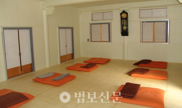 한국의 선원 내부 모습. 겨울과 여름 안거 때면 2000여명의 스님들이 선원에서 정진을 한다.