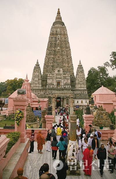 석가모니부처님이 깨달음을 얻은 보드가야에 세워진 마하보디 사원. 매일 수많은 순례객의 발길이 이어지고 있다.