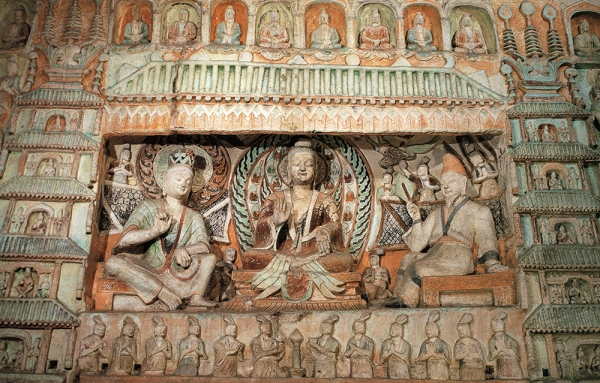 유네스코 세계문화유산인 운강석굴 제6굴에 조각된 ‘유마경변상도’. 가운데 앉아있는 석가모니 부처를 중심으로 좌측에는 문수보살, 우측에는 유마힐 거사가 앉아있다.